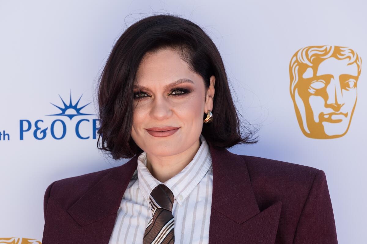 Jessie J, Kanserle Mücadelesinin İniş ve Çıkışlarına İlişkin Duygusal Görüşlerini Paylaşıyor