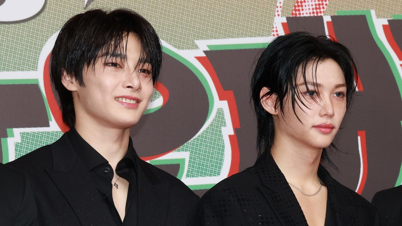 Феликс из Stray Kids подписывает белые кроссовки во время свидания с мороженым с IN