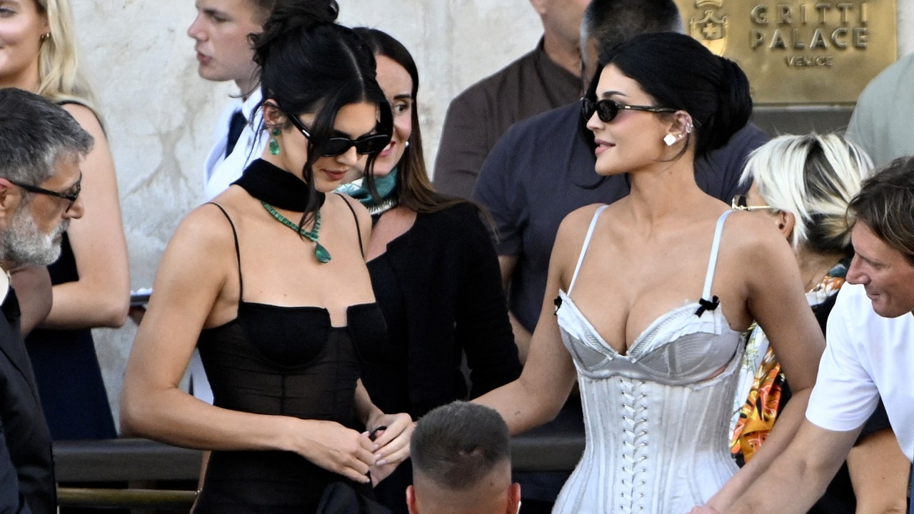 Kylie Jenner e Kendall Jenner indossano abiti a contrasto a Venezia