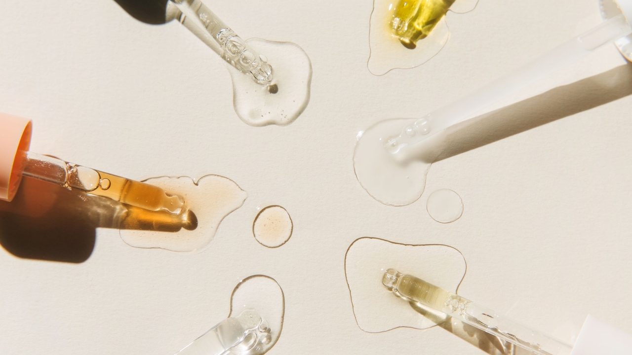Dermatologlar ve Güzellik Editörlerinin Tavsiye Ettiği, Ergenlik Çağındakilerin Cilt Tiplerine Uygun En İyi 10 Serum