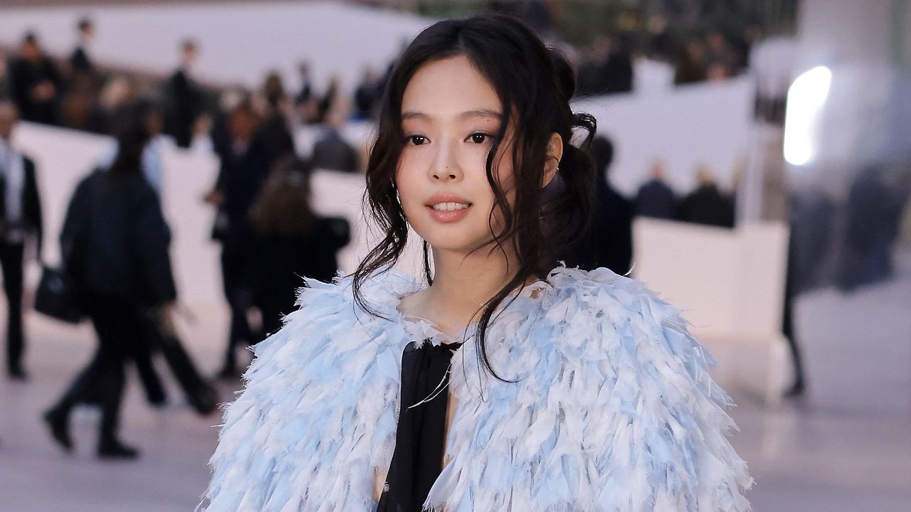 Дженни Ким из BLACKPINK надела эти трендовые кроссовки с открытым носком