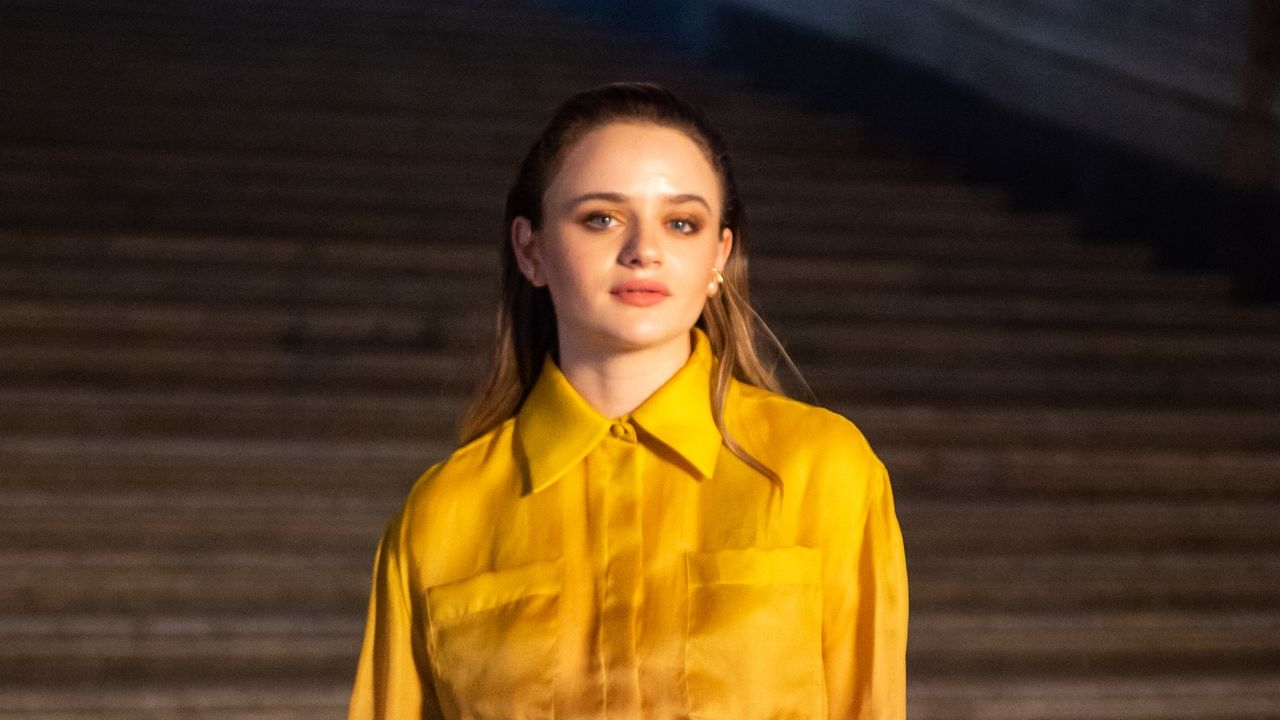 Joey King exibe cabelo ruivo durante as filmagens de "Practical Magic 2"