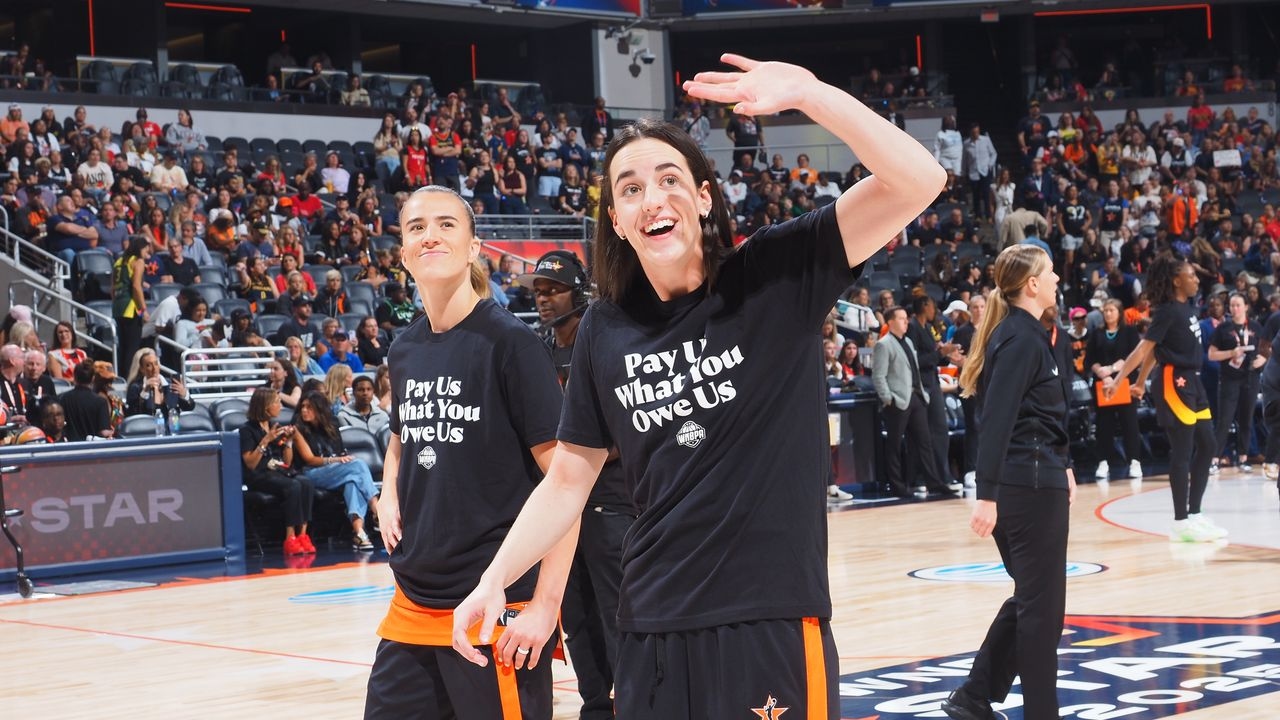 Jogadoras da WNBA usam camisetas com os dizeres "Pague-nos o que você nos deve" no Jogo das Estrelas