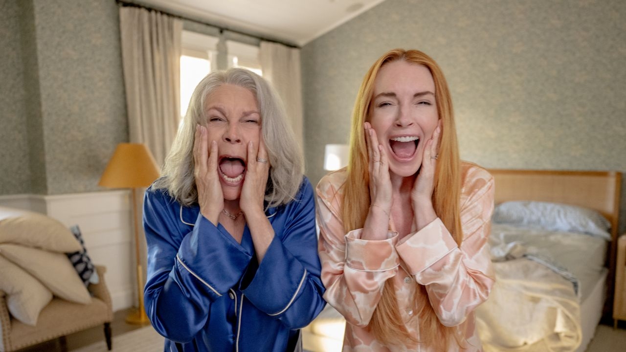 Lo stilista di "Freakier Friday" ricorda di aver trovato l'abito vintage di Diane von Furstenberg indossato da Jamie Lee Curtis