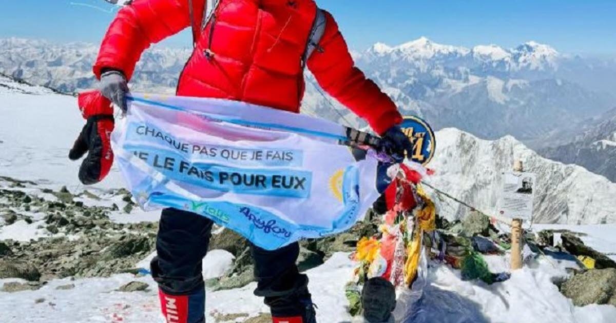 Solidariedade. Laetitia Bléger chegou ao cume do Pico Lenin.