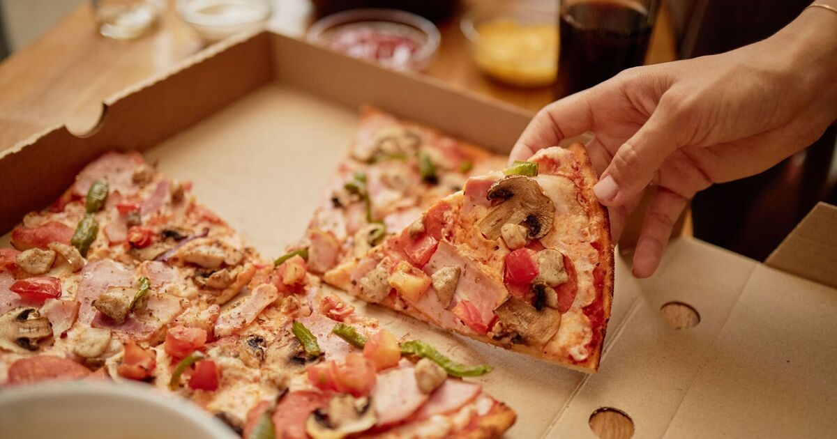 La pizza recalentada sabe fresca y crujiente cuando se usa el método de Domino's.