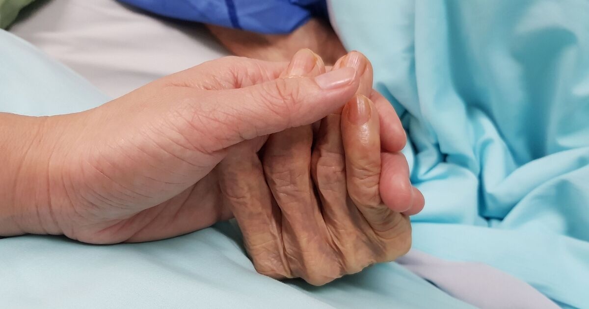 Soy médico especialista en cuidados paliativos: esto es lo que más lamenta la gente antes de morir.