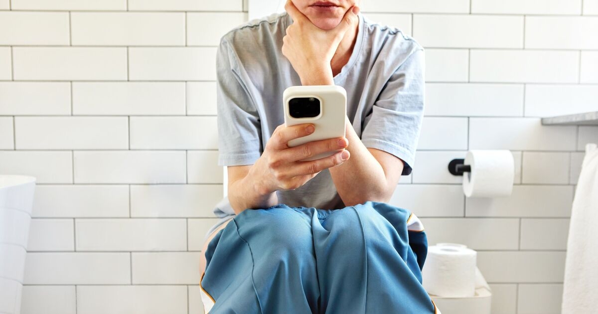 Las siete razones de salud para dejar de usar el teléfono en el baño