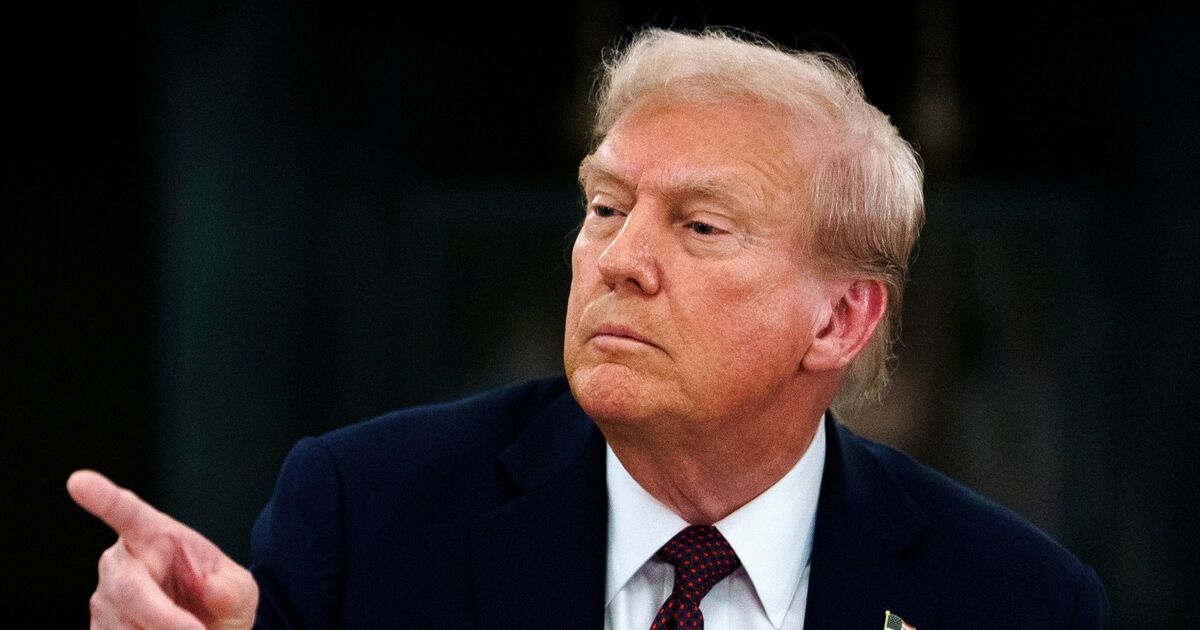 El hematoma en la mano de Trump podría indicar una condición grave: señales a tener en cuenta