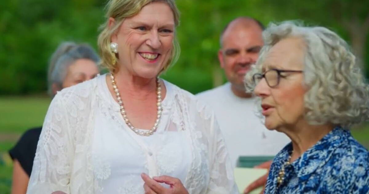 L'esperto di Antiques Roadshow è rimasto sbalordito quando ha scoperto che una spilla da 4 cifre era in realtà un ritrovamento da 1 sterlina in un mercatino dell'usato