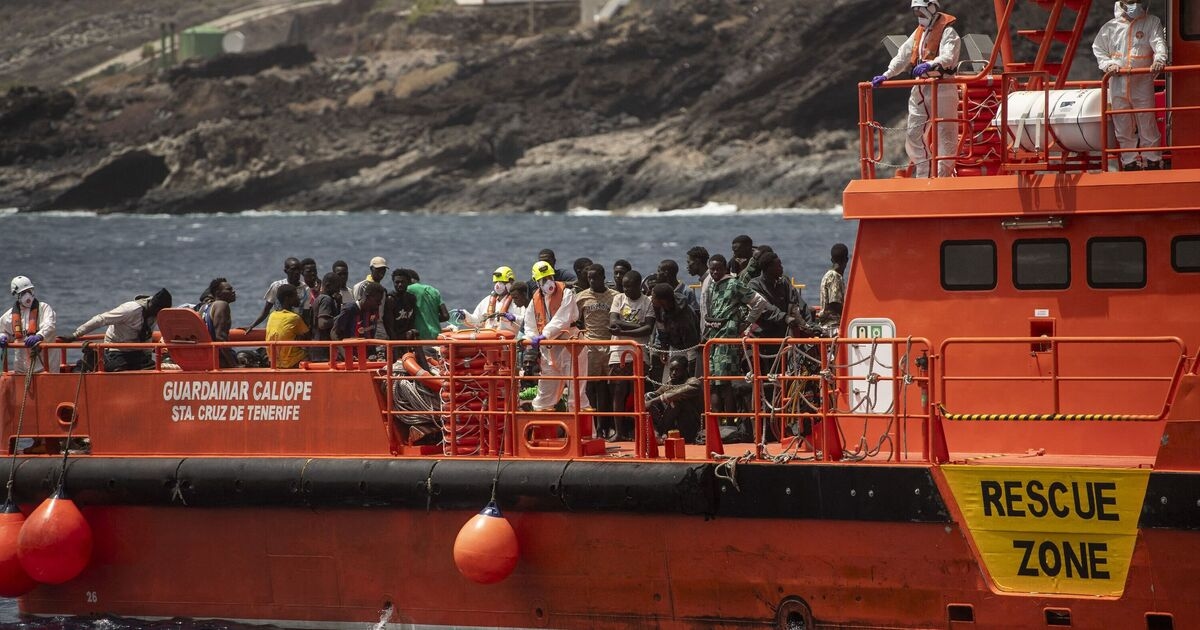 Furia en Mallorca: migrantes en pequeñas embarcaciones llegan cada dos horas a queridos pueblos costeros