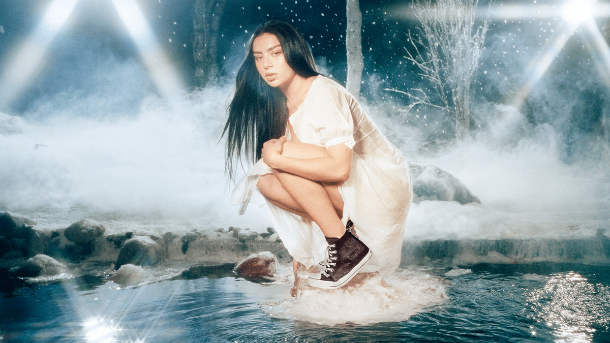 Charli, Converse ile Son İş Birliğinde Chuck Taylors'a Brat Muamelesi Yapıyor