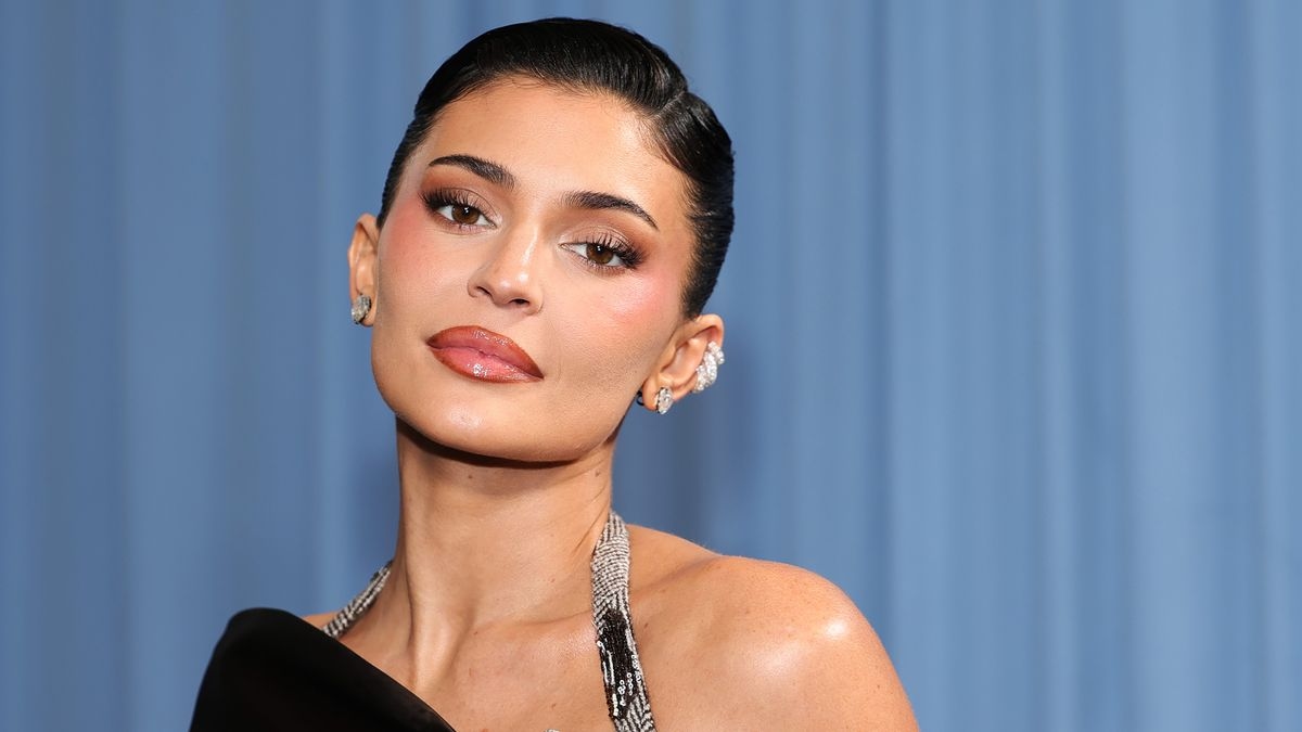 Элегантный тренд на платьях, который Кайли Дженнер носила на Met Gala, будет на каждой свадьбе, которую вы посетите в 2025 году