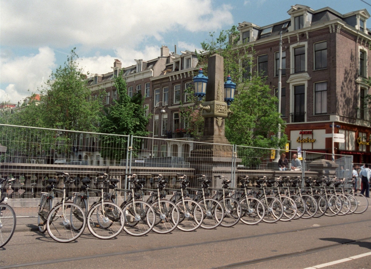 A move to bicycles, like in Copenhagen, would reduce CO2 emissions and save millions in healthcare.