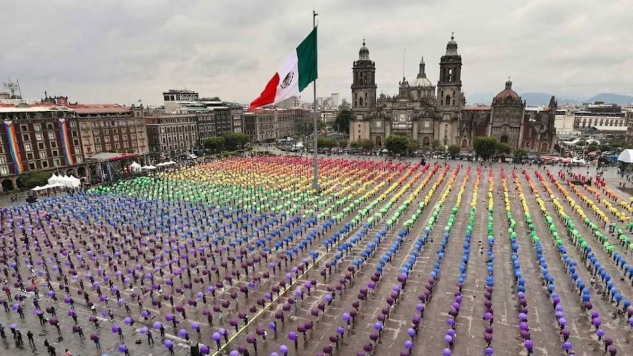 Record del Pride: lo Zócalo ospita la bandiera LGBT+ umana più grande
