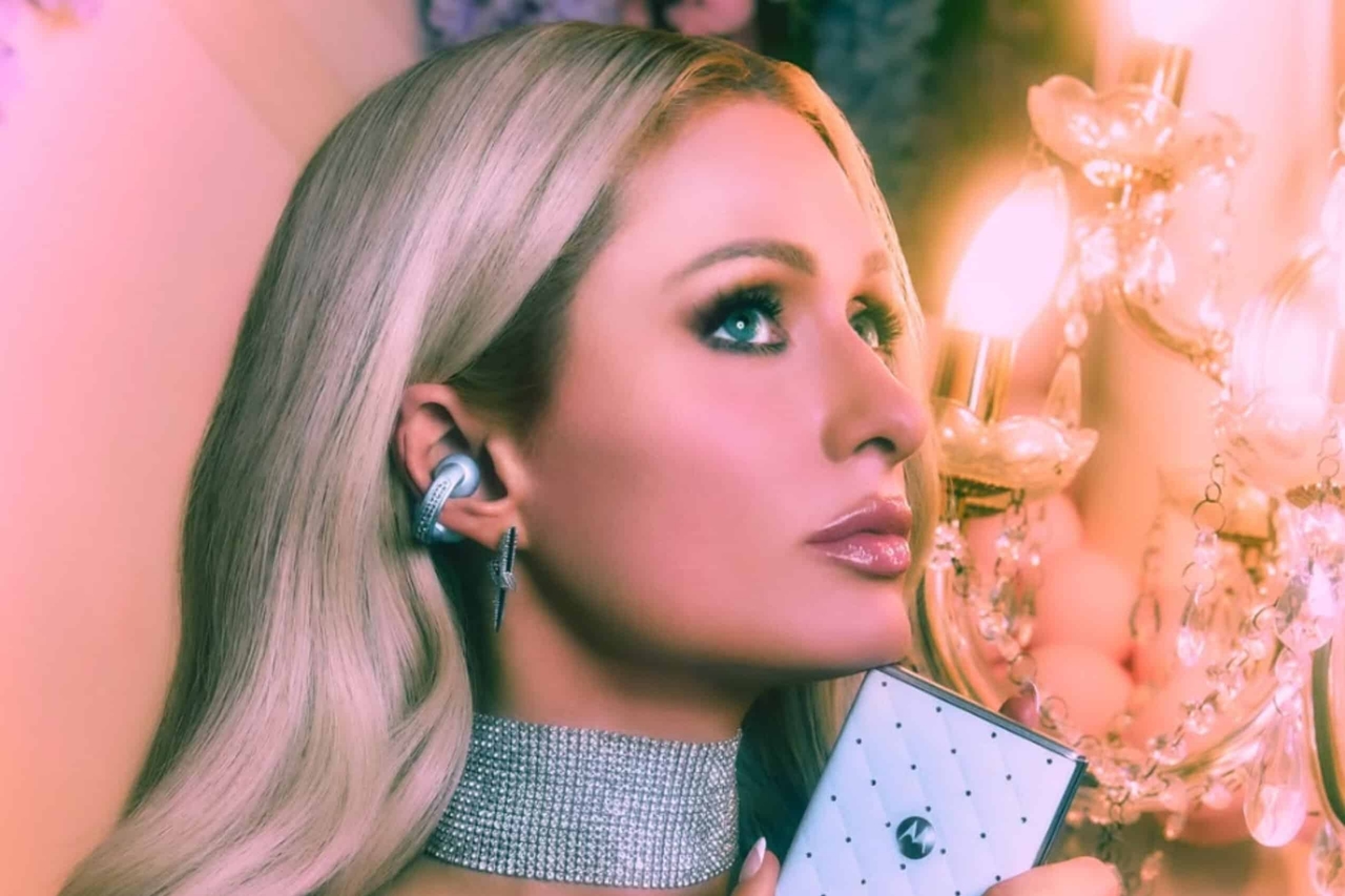 Paris Hilton porta un tocco di brillantezza in più alla sua era da "mamma vivente"