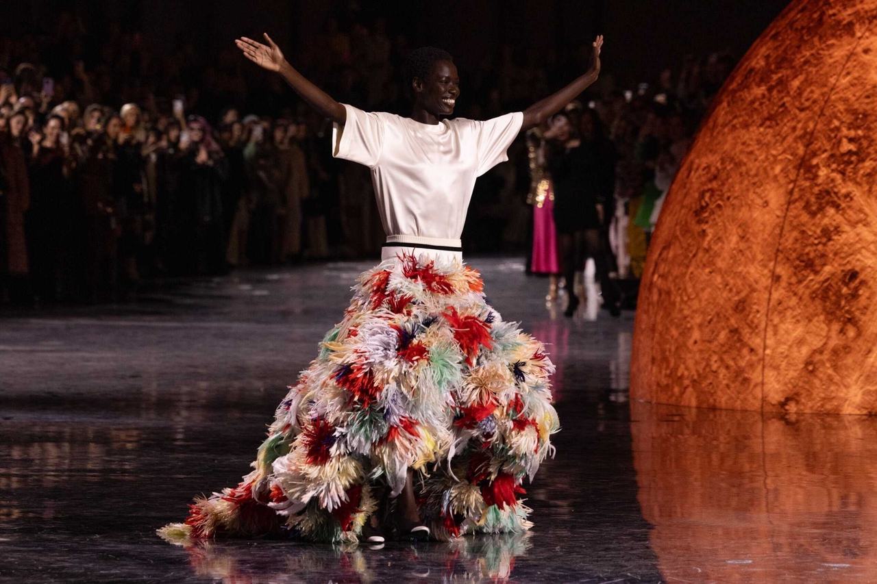La sfilata primavera 2026 di Chanel punta con gioia alle stelle