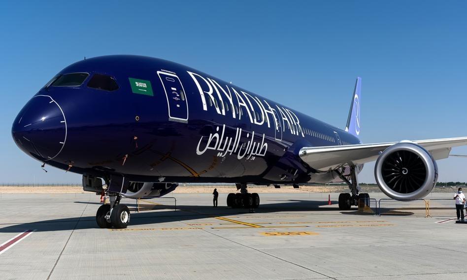 Riyadh Air startet in Polen die Personalbeschaffung. Angeboten werden 11.000 PLN und eine Unterkunft, allerdings mit Einschränkungen.