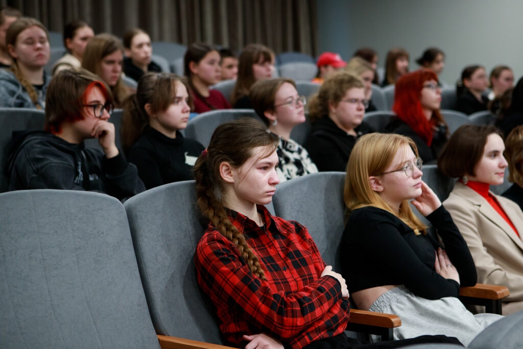 Durante un corso intensivo, il personale dei servizi di emergenza ha insegnato agli studenti di Novgorod come evitare di perdere i propri sogni in un secondo.