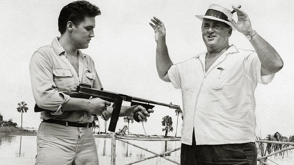 De man die Elvis ontdekte... en hem vervolgens vernietigde: Hoe de King verslaafd raakte en stierf door toedoen van zijn rijke manager - onthuld in een schokkende biografie van een schrijver die het zag gebeuren