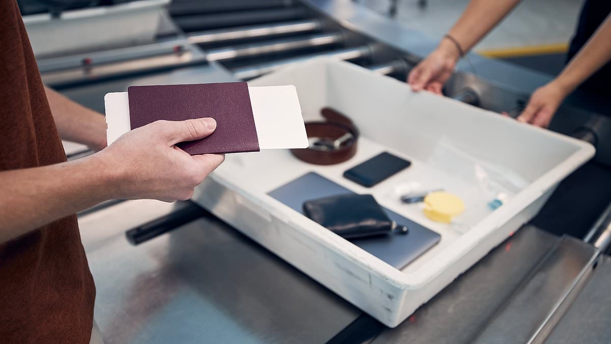 Révélé : l'objet commun qui ne devrait jamais être laissé dans les bacs de sécurité - et la raison troublante pour laquelle