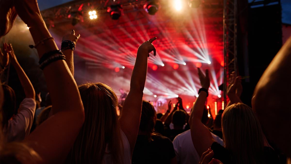 Canlı performanslara düzenli olarak katılan genç müzik hayranları işitme kaybı riskini göz ardı ediyor