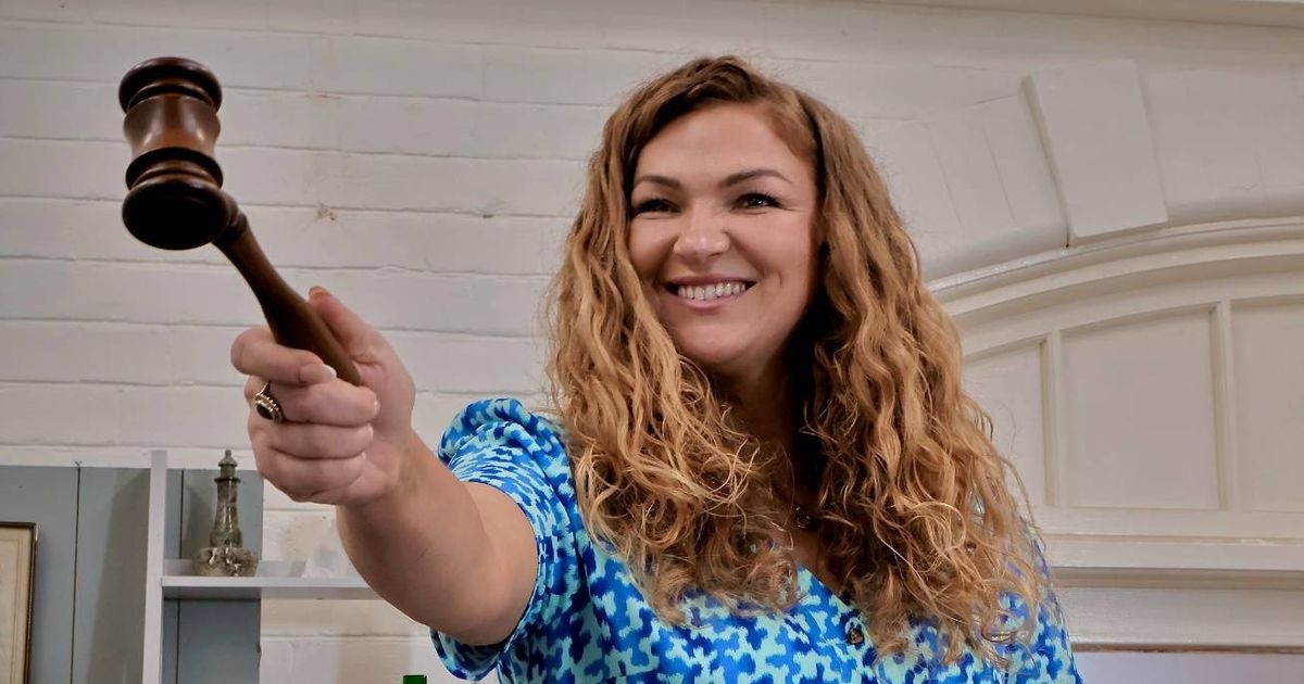 Star von „Bargain Hunt“ rührt Gast zu Tränen, als Artikel für mehr als das „Hundertfache seines Wertes“ verkauft wird