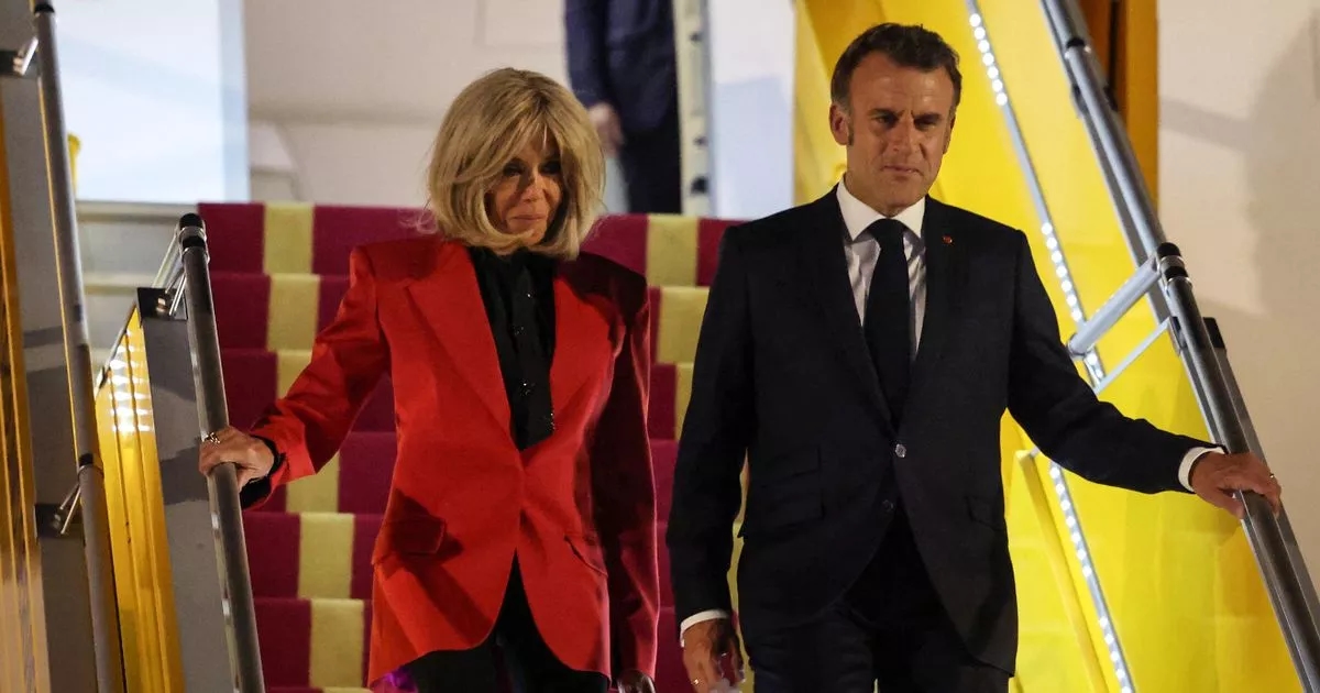 Donald Trump udziela Emmanuelowi Macronowi porady małżeńskiej po tym, jak jego żona Brigitte popchnęła go w twarz