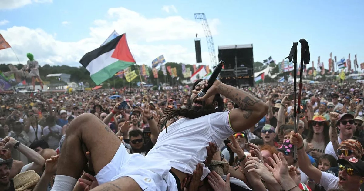 Il set di Bob Vylan a Glastonbury è stato rimosso da iPlayer dopo i cori "Morte all'IDF"