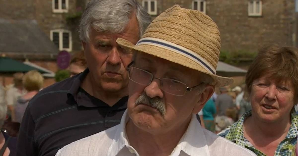 Gast der BBC Antiques Roadshow verzieht das Gesicht, als Großvaters „gruseliger“ Gegenstand ein kleines Vermögen wert ist