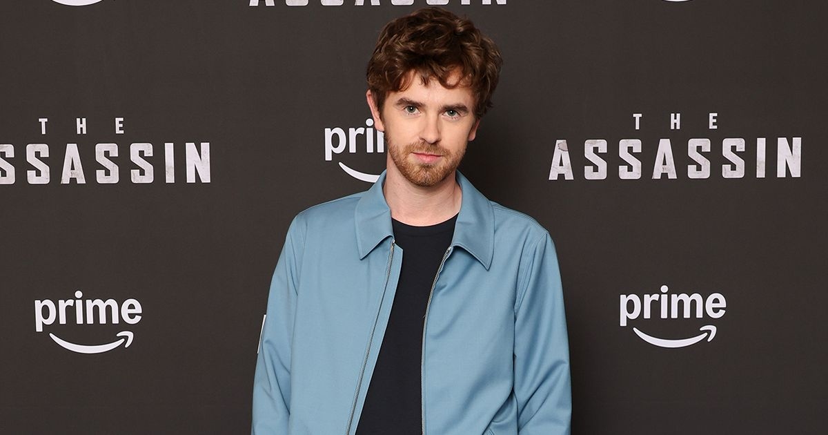 Życie gwiazdy filmu „Zabójca” Freddiego Highmore’a poza ekranem – od rzadko widywanej żony do prawdziwego nazwiska