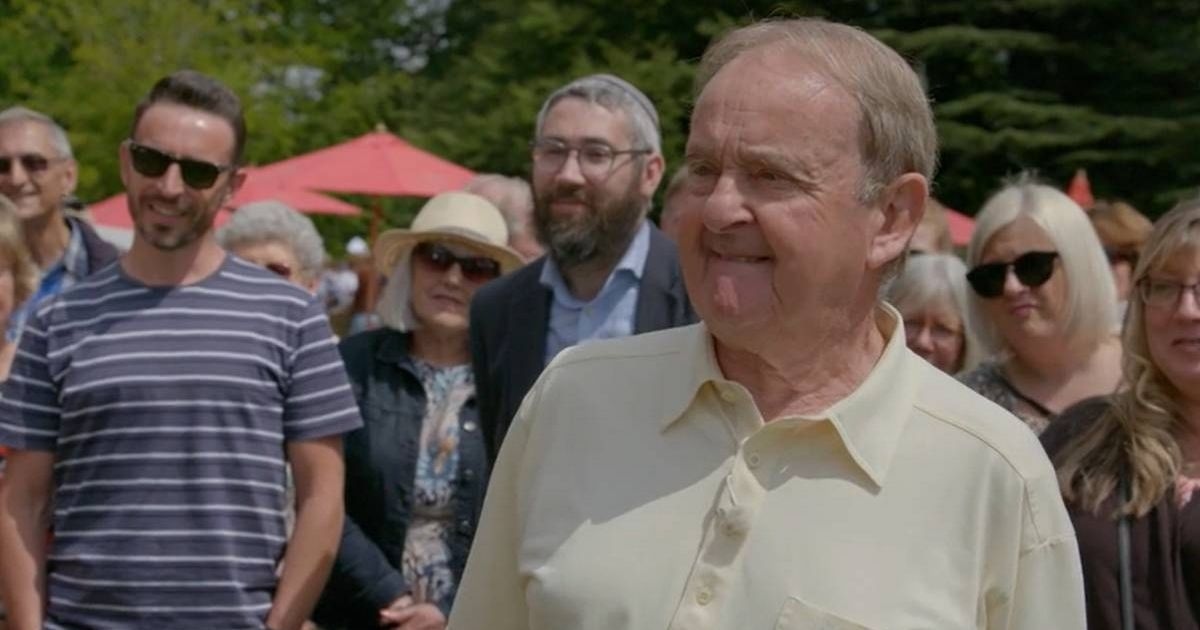 Antiques Roadshow guest bites lip at impressive value for 'one-off' signed Vinnie Jones photo