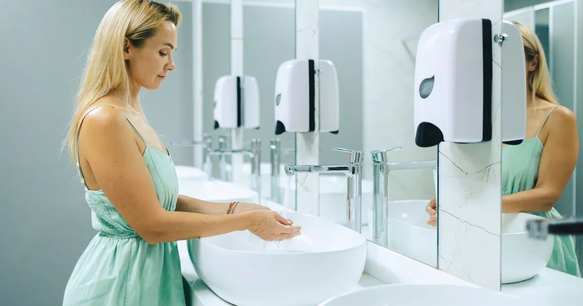 Turista americana choca britânicos ao admitir que não sabe usar a pia do hotel.