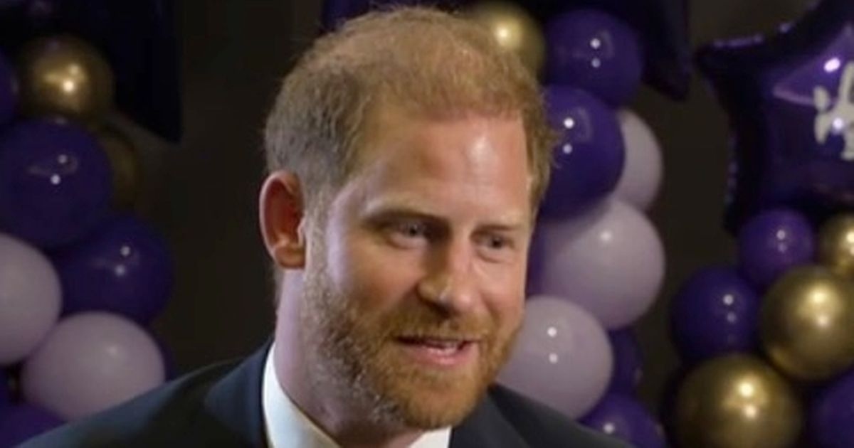 El príncipe Harry revela que bromeaba con la difunta reina sobre su carrera en una rara entrevista en el Reino Unido