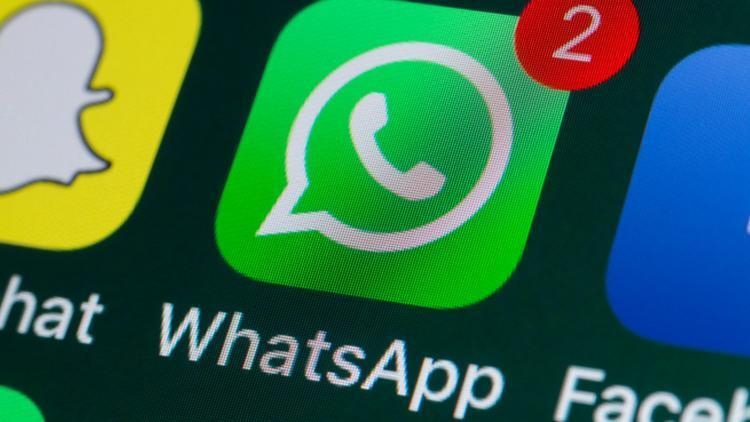 WhatsApp teste des résumés de messages IA