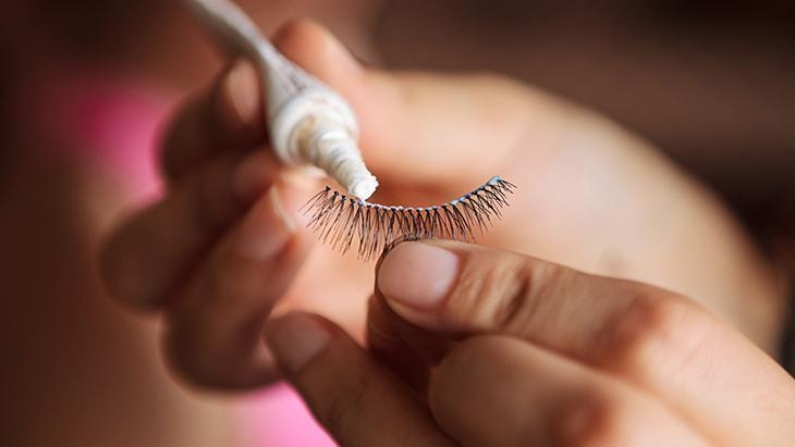 ¡Ten cuidado con la salud de tus ojos al usar pestañas postizas! Los adhesivos pueden causar alergias.