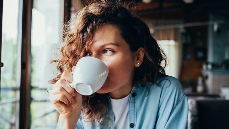 Ti senti gonfio dopo aver bevuto caffè? Potrebbe essere un'allergia alla caffeina.