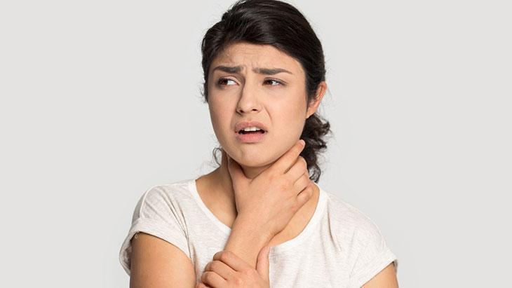 Attenzione alla raucedine prolungata! Potrebbe essere il segno di problemi più seri.
