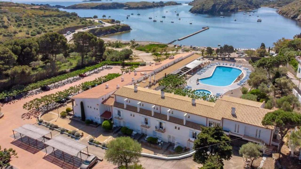 Najsłynniejszy hotel w Cadaqués, z 2100 opiniami: położony tuż przy plaży, niedrogi i stanowiący oazę spokoju.
