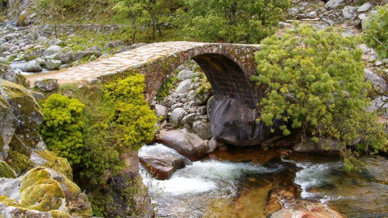 Lo spettacolare percorso di 25 chilometri ricco di montagne, gole e foreste nella provincia di Cáceres