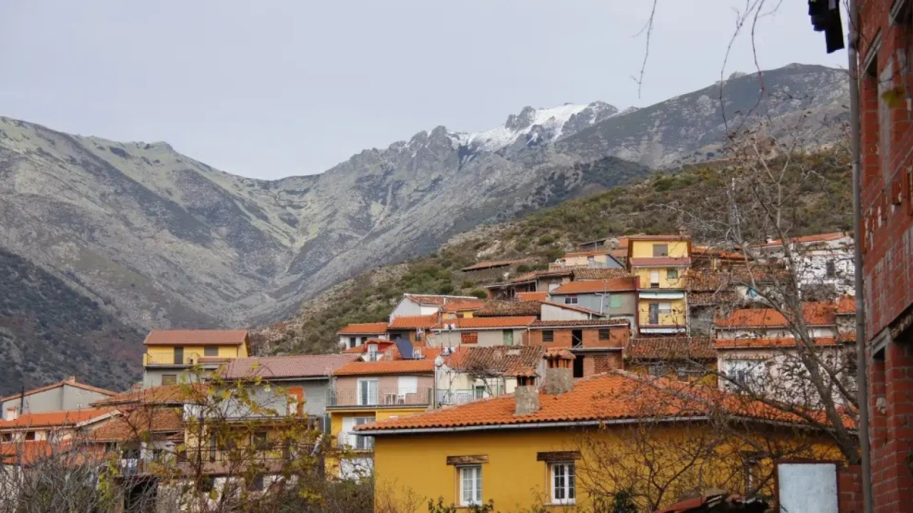 El pueblo de Extremadura conocido como 'el balcón de La Vera': con paisajes verdes y arquitectura tradicional