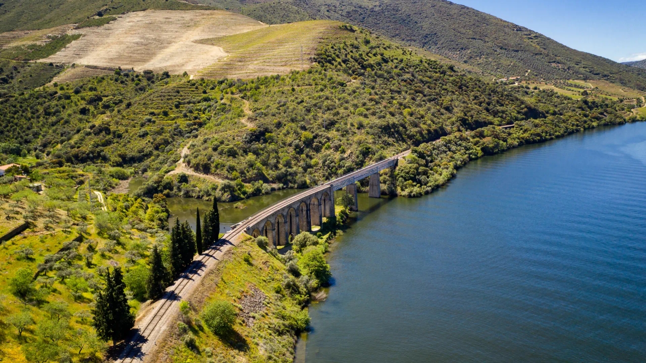 Die schönste Zugfahrt der Welt findet in Portugal statt und kostet nur 15 Euro.