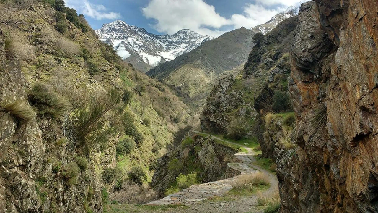 Der Granada-Wanderweg bietet eine unglaubliche Aussicht auf die höchsten Gipfel der Halbinsel