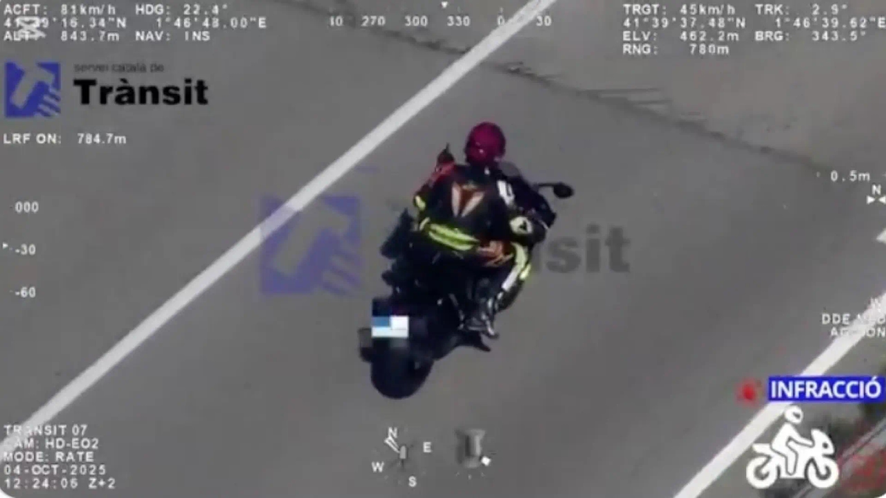 Os Mossos d'Esquadra param um motociclista por dirigir em velocidade reduzida e alertam outros usuários da via sobre a presença policial.