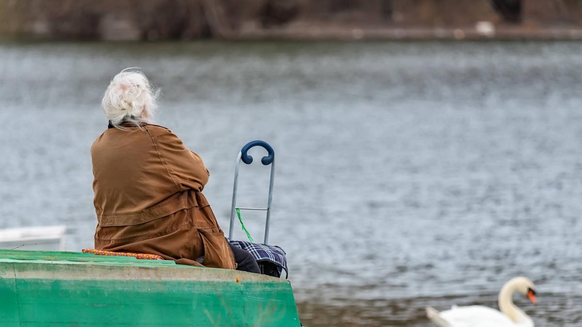 Sapevi che la solitudine e la perdita dell'udito possono danneggiare il cervello? Lo dice la scienza.