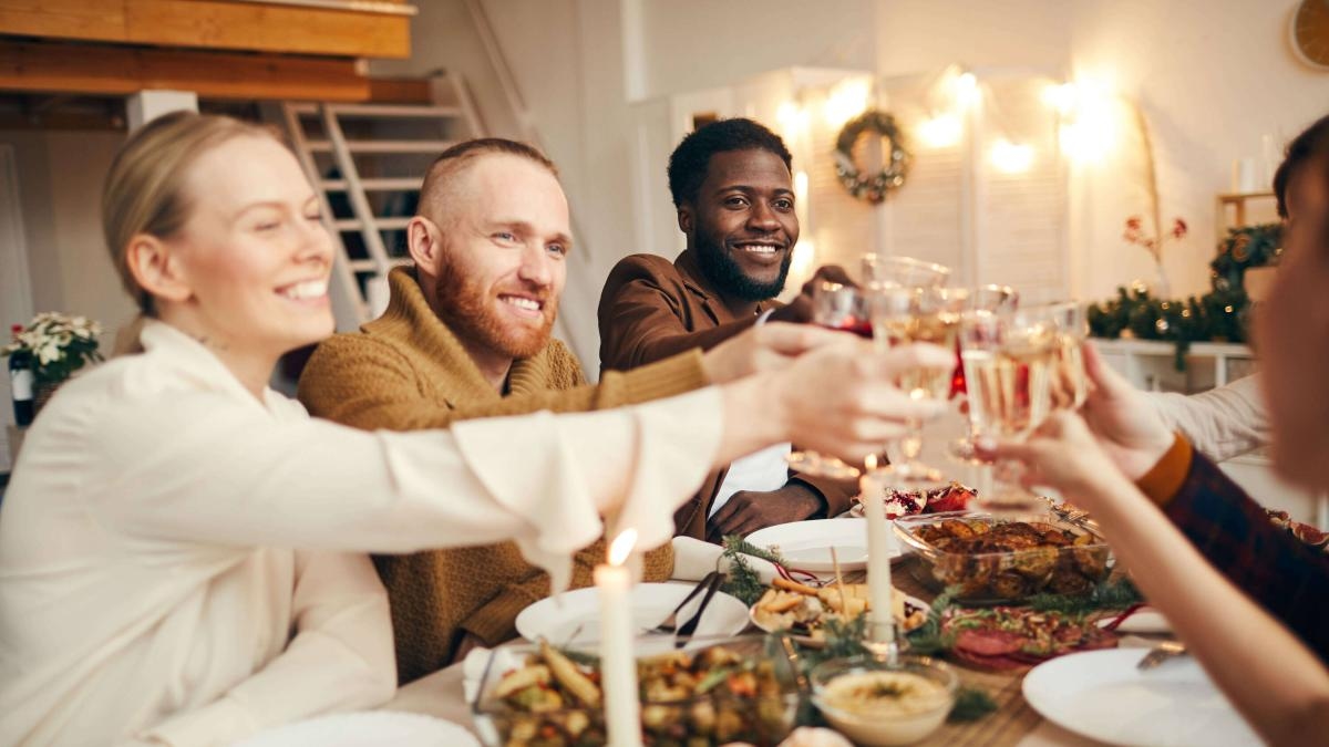 Mangiare regolarmente con amici e familiari apporta grandi benefici alla salute mentale, rivela uno studio scientifico.