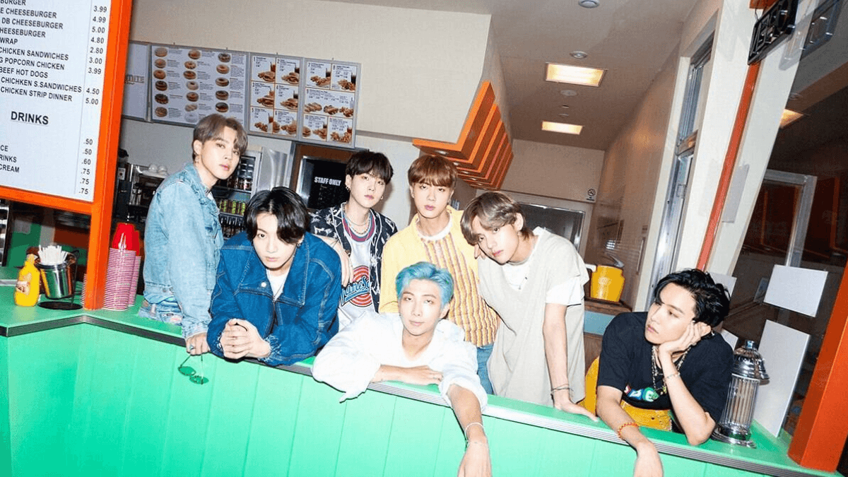 O retorno do BTS está cada vez mais próximo: este é o único membro que ainda não foi dispensado do serviço militar.