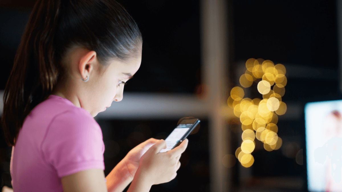 O uso excessivo de telas por crianças e adolescentes pode afetar sua saúde cardíaca.