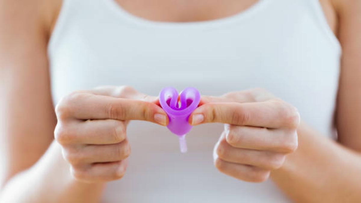 Wil je dochter een menstruatiecup gebruiken? Dit is de beste manier om haar te begeleiden en te leren hoe het werkt.