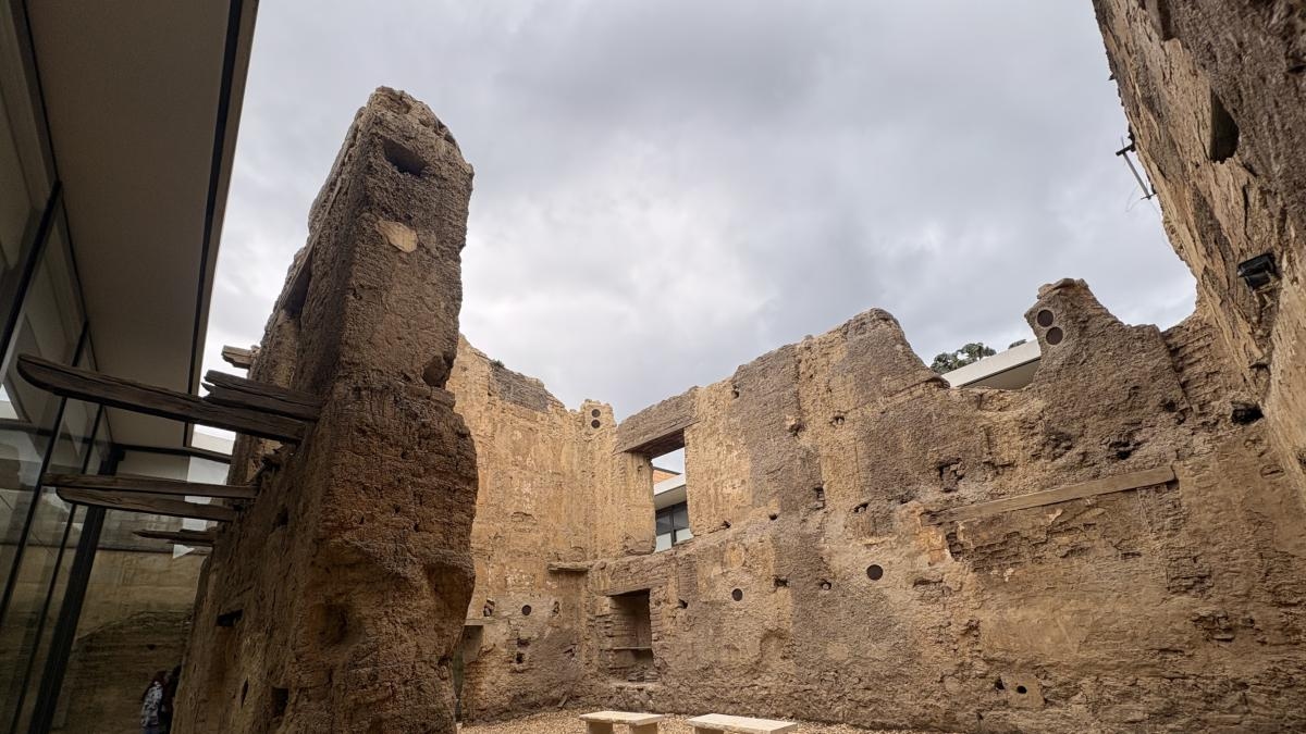 Hum II: Il suono commovente delle mura coloniali di Bogotà dell'artista canadese Hajra Waheed